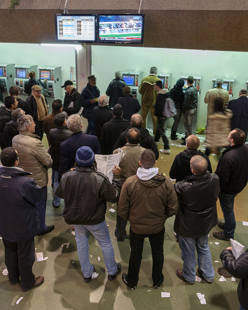 Horse race betting at Hippodrome Paris-Vincennes: waiting the results of a race. Photo: Myrabella / Wikimedia Commons